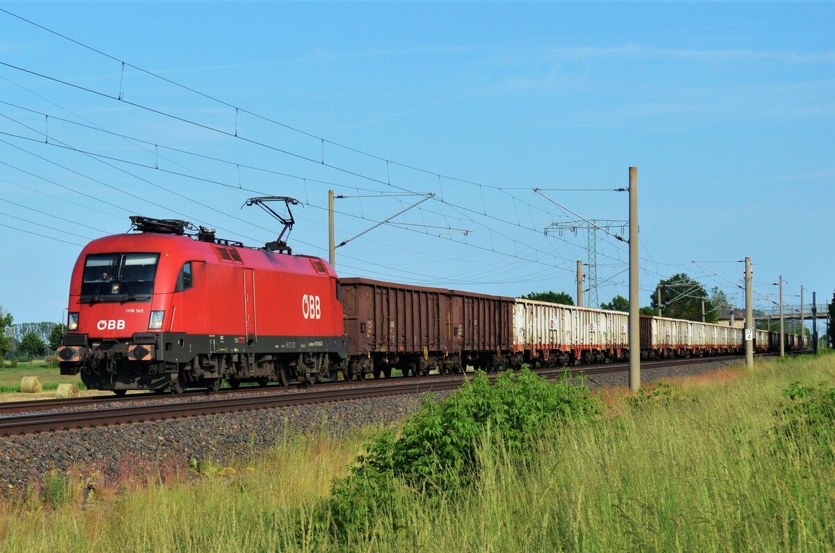 Am 11.06.2021 war ÖBB 1116 143 mit einem Güterzug nach Hamburg Unterwegs. Hier zu sehen in Vietznitz.