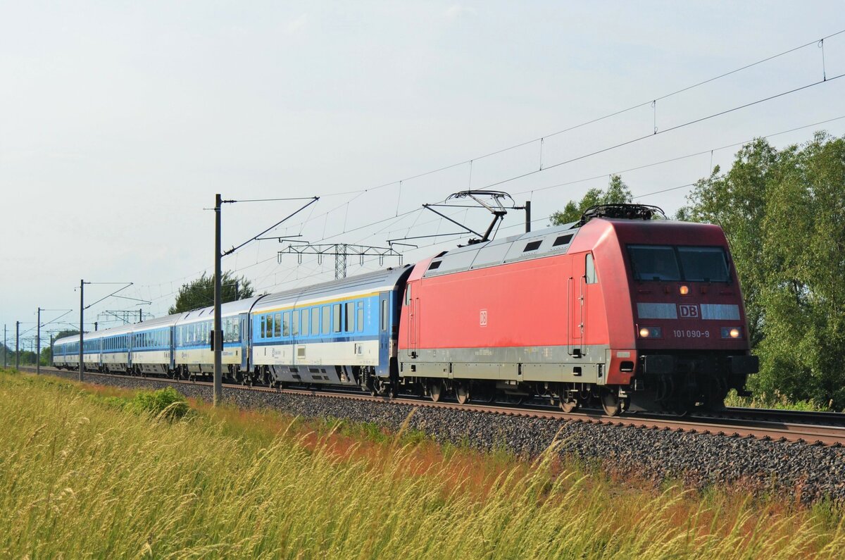 Am 11.06.2022 war 101 090-9 mit einem CD Eurocity in Richtung Berlin Unterwegs.
Ort: Vietznitz
