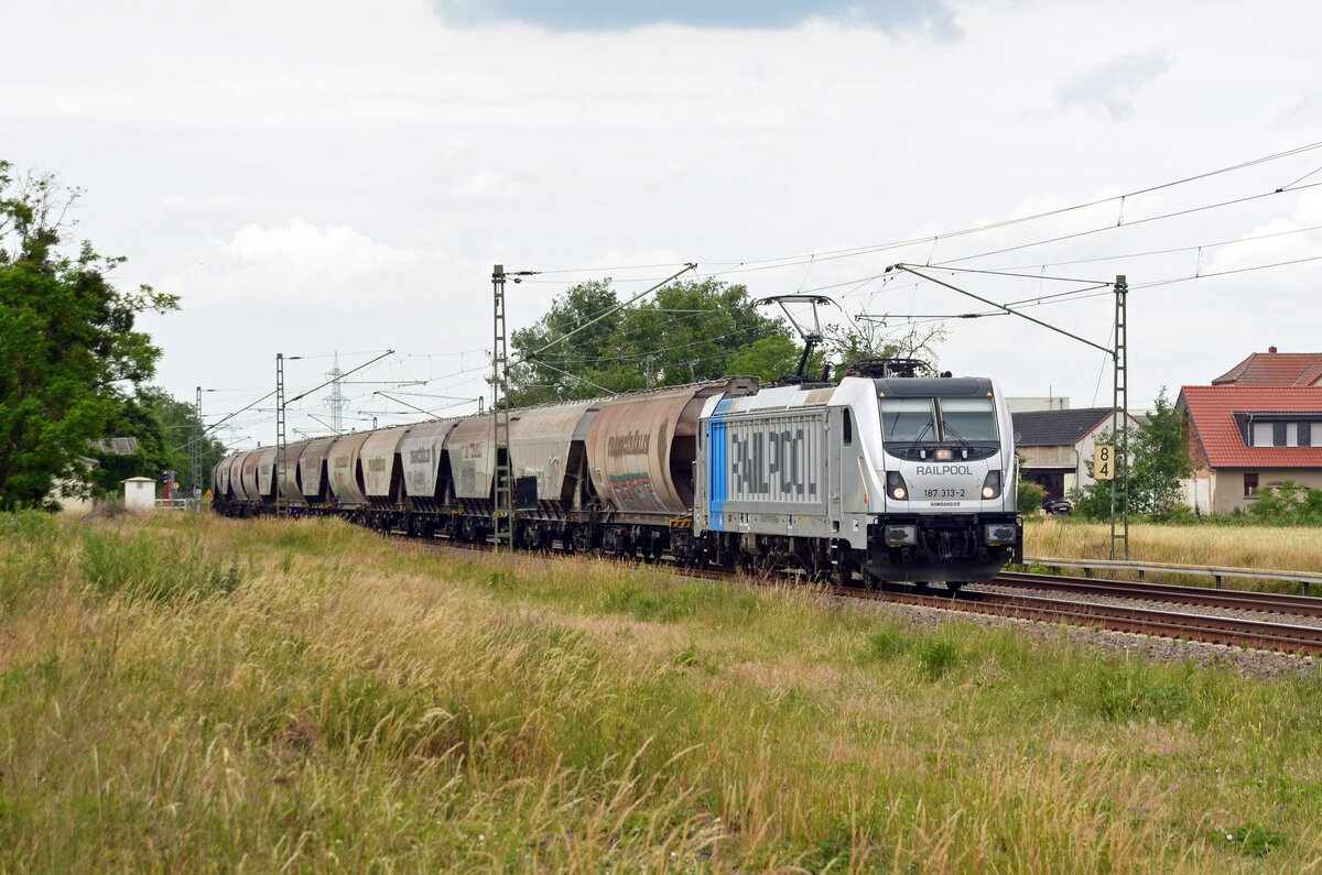 Am 11.06.22 führte 187 313 von railpool für HSL einen Transcereal-Zug durch Jütrichau Richtung Roßlau.