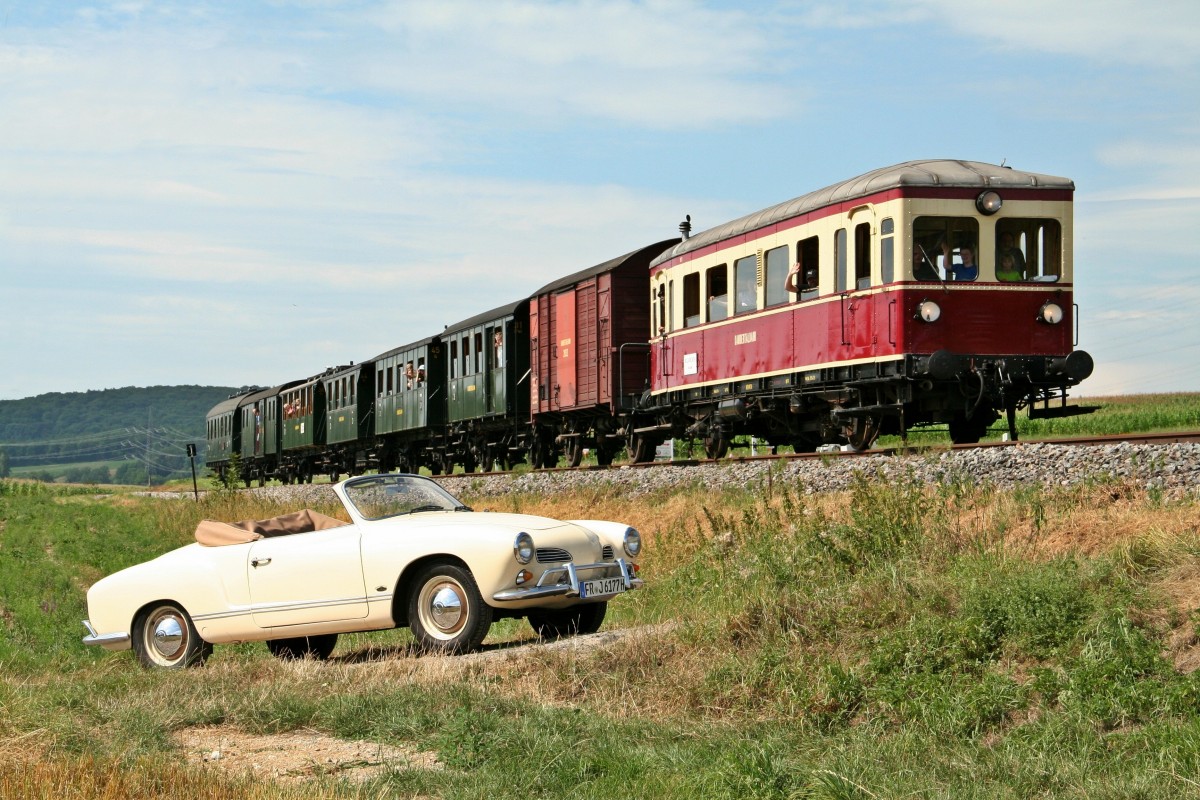 Am 11.07.15 war dieser VW Karmann Ghia, Baujahr 1963, im Kandertal zu Gast, sodass der wunderschöne Wagen mit dem Personenzug 5 von Kandern nach Haltingen zwischen Wollbach und Wittlingen aufgenommen werden konnte.
Auf Grund der Trockenheit konnten die Museumsfahrten an diesem Sonntag nicht mit einer Dampflok bespannt werden, sodass kurzer Hand der VT3 als Triebfahrzeug einsprang. Dieser Tausch tut dem Bild aber meiner Meinung nach nicht weh.