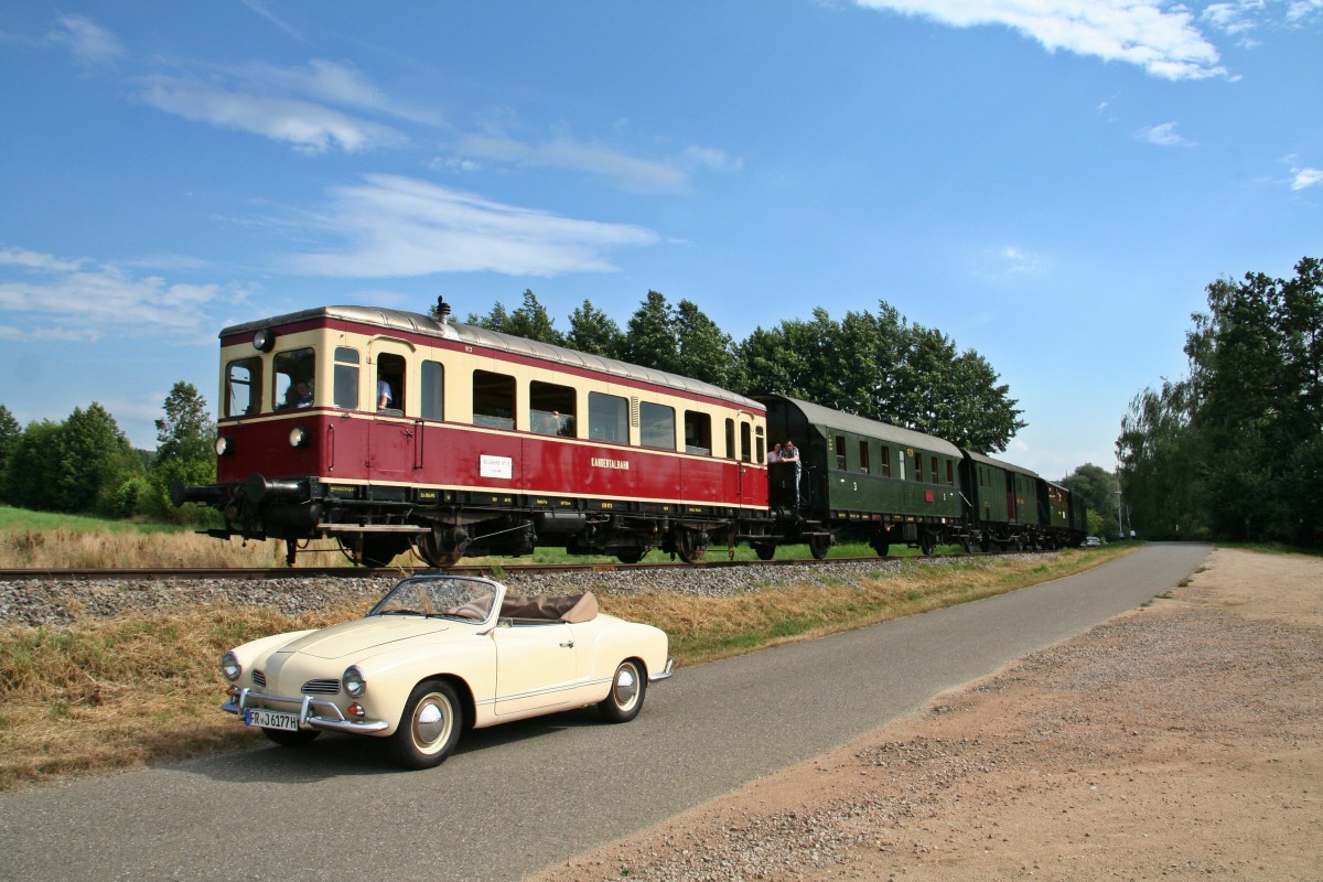 Am 11.07.15 war dieser VW Karmann Ghia, Baujahr 1963, im Kandertal zu Gast, sodass der wunderschöne Wagen mit dem Personenzug 6 von Haltingen nach Kandernzwischen bei Wittlingen aufgenommen werden konnte.
Auf Grund der Trockenheit konnten die Museumsfahrten an diesem Sonntag nicht mit einer Dampflok bespannt werden, sodass kurzer Hand der VT3 als Triebfahrzeug einsprang. Dieser Tausch tut dem Bild aber meiner Meinung nach nicht weh.