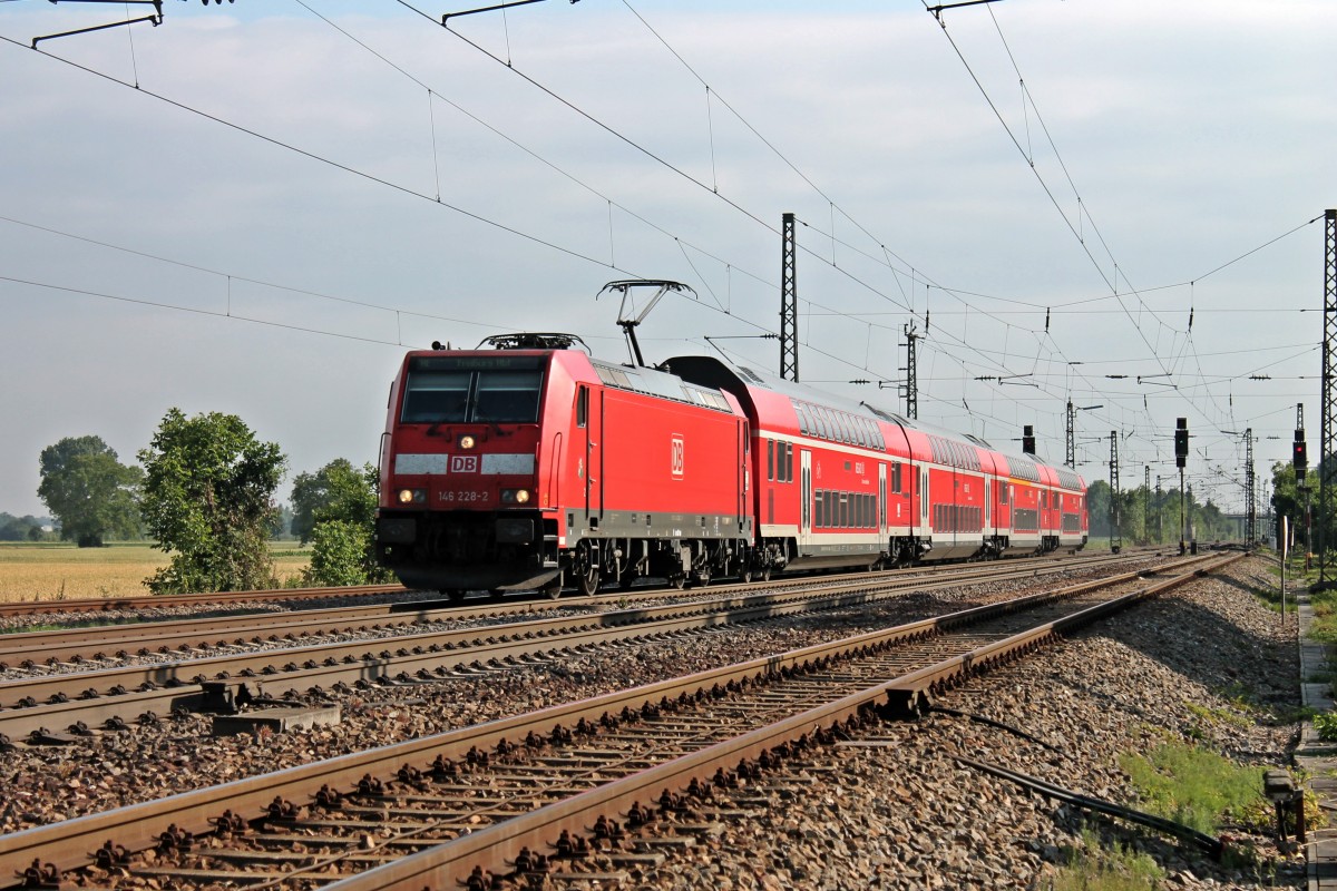 Am 11.07.2013 bespannte 146 228-2  St.Georgen  die RB 26703 (Karlsruhe Hbf - Freiburg (Brsg) Hbf) auf der gesamten Strecke. Hier ist der Zug, der aus vier Schwarzwaldbahn-Wagen gebildet ist, bei der Einafhrt in Orschweier gen Sden.