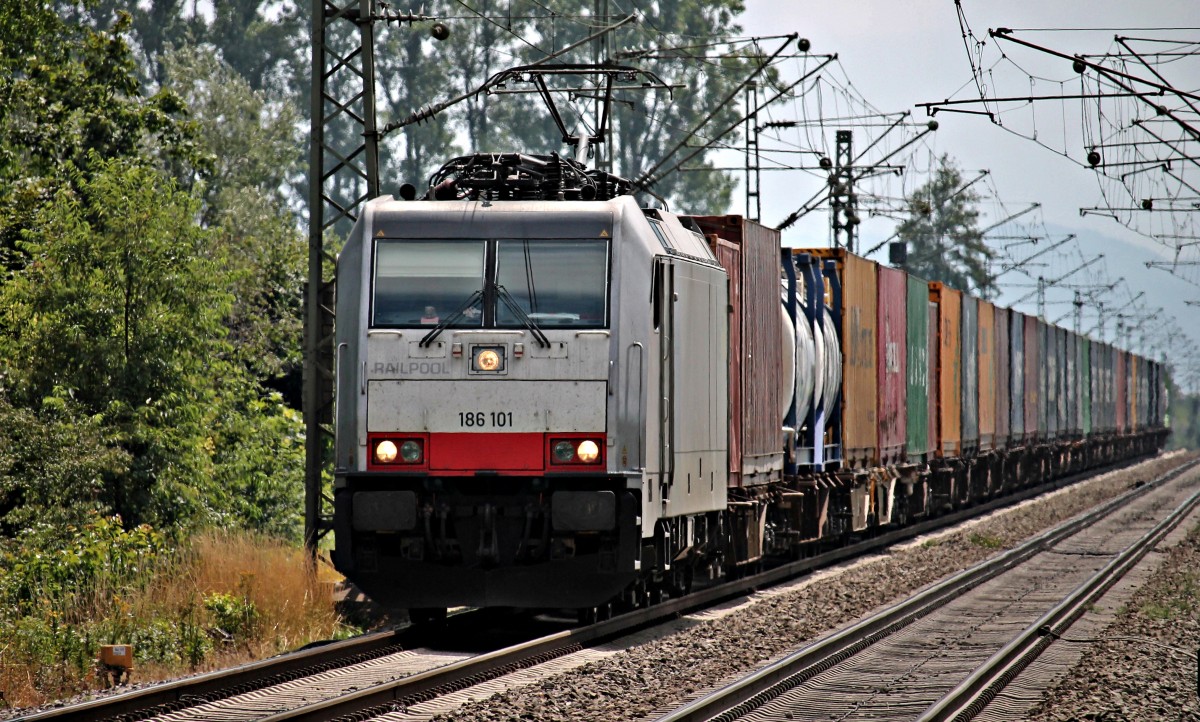 Am 11.07.2014 bespannte Railpool/BLS Cargo 186 101 einen Containerzug aus Italien nach Holland, als sie kurz vor Orschweier gen Norden fuhr. (Teleaufnahme)