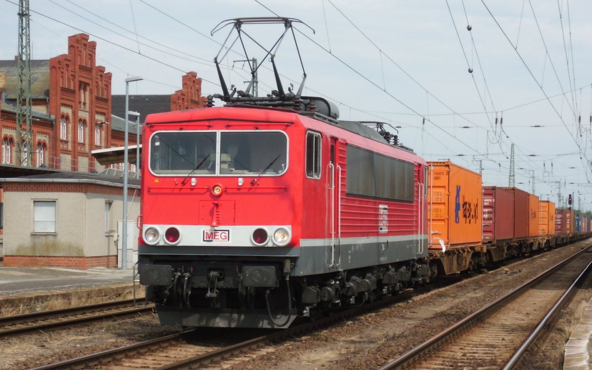 Am 11.07.2015 kam MEG 704 (155 195) mit ihrem Containerzug aus Richtung Magdeburg nach Stendal und fuhr weiter nach Wittenberge.