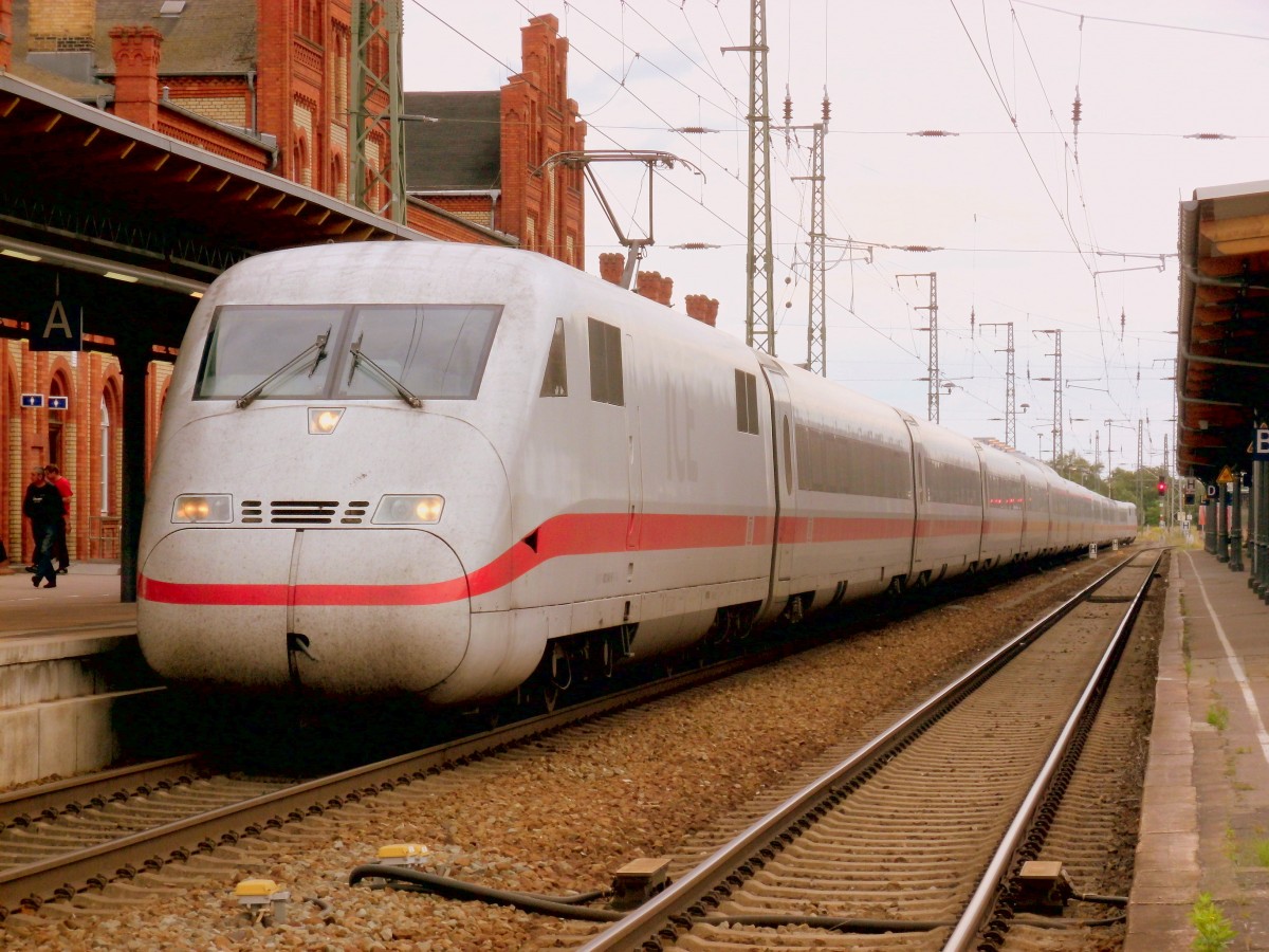 Am 11.08.2013 kam dieser ICE 1 mit einem ICE 2 Triebkopf nach Stendal und fuhr nach Mnchen ab. Dieser ICE ist derzeit ein Umleiter ICE der von Berlin ber Wittenberge nach Stendal kommt weil die Unsere SFS bis vorraussichtlich Ende des Jahres gesperrt ist.(GRUND SIND IMMER NOCH HOCHWASSERSCHDEN AN DER STRECKE) 