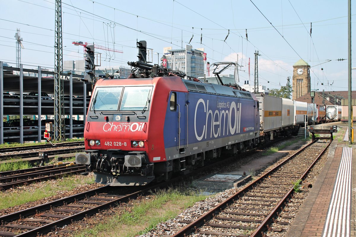 Am 11.08.2015 stand Re 482 028-8  ChemOil Logistics AG  mit ihrem Containerzug auf Gleis 2 in Basel Bad Bf und wartete auf ihre Ausfahrt in Richtung Rangierbahnhof Muttenz.