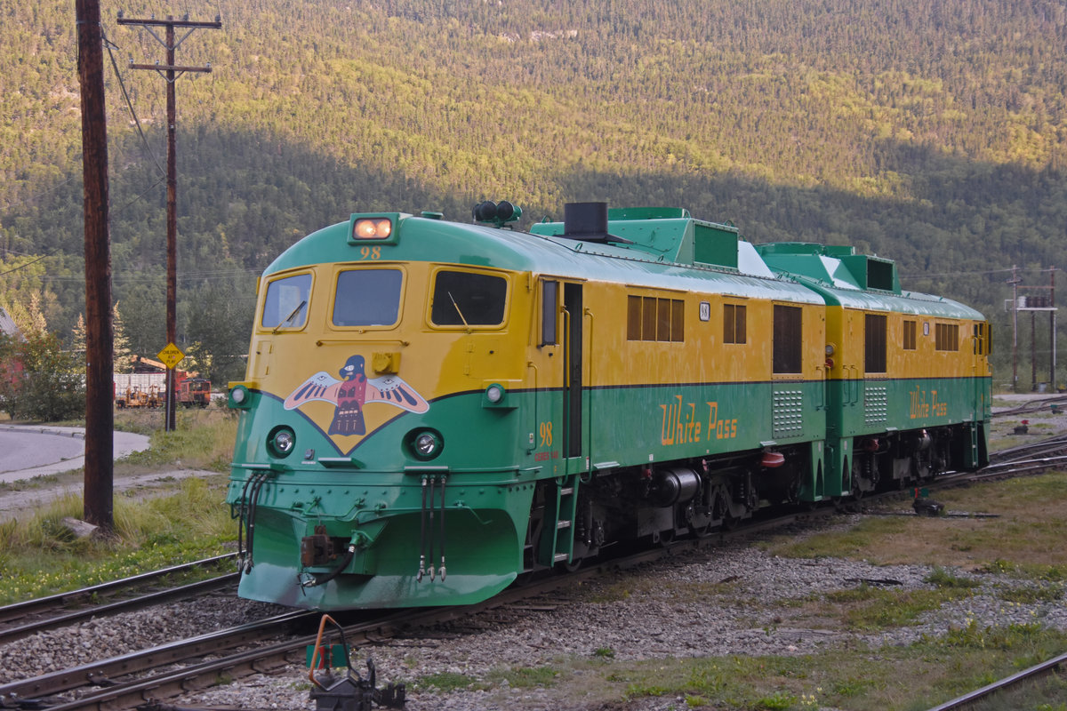 Am 11.08.2019 fahren wir mit der White Pass and Yukon Railroad von Skagway nach Fraser. Kurz nach der Abfahrt aus Skagway steht die Lok Nr 98 auf einem Nebengleis.