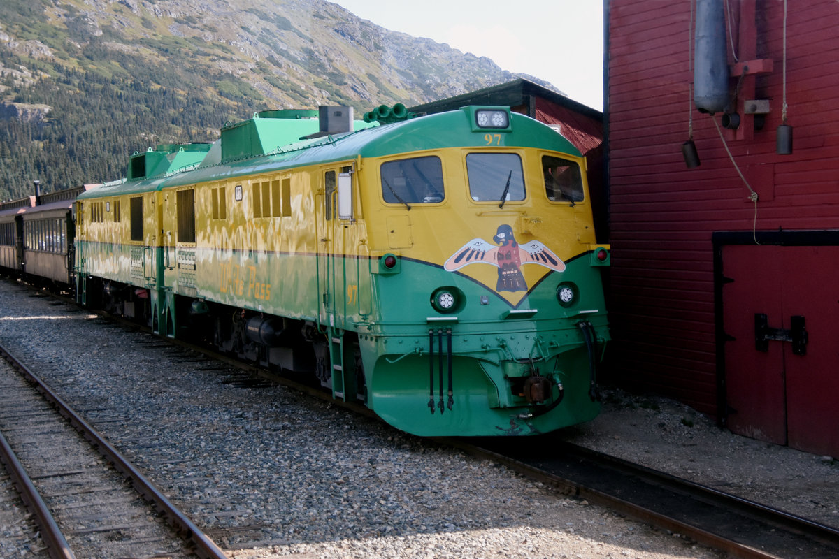 Am 11.08.2019 fahren wir mit der White Pass and Yukon Railroad von Skagway nach Fraser. Beim Bahnhof Fraser wartet die Diesellok Nr. 97 auf die Abfahrt Richtung Skagway.