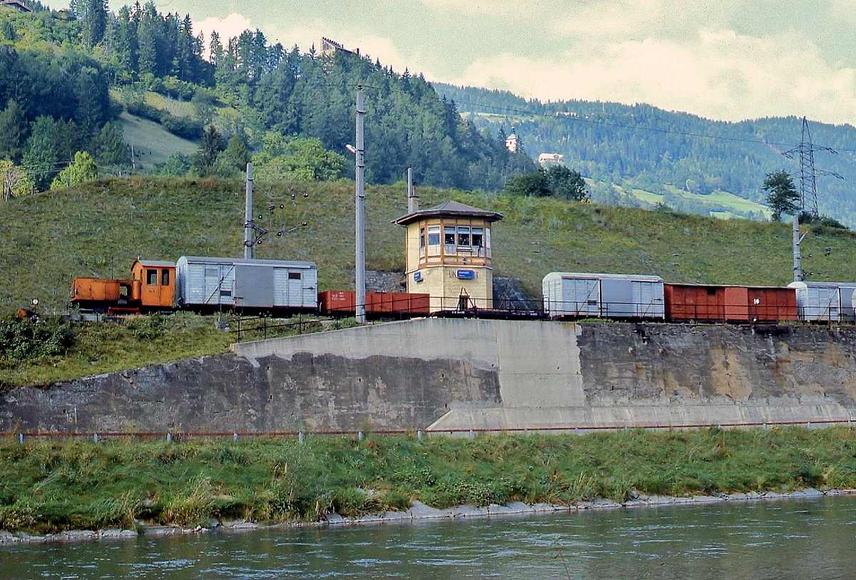 Am 11.09.1981 rangiert die VL 5 der Murtalbahn in Unzmarkt