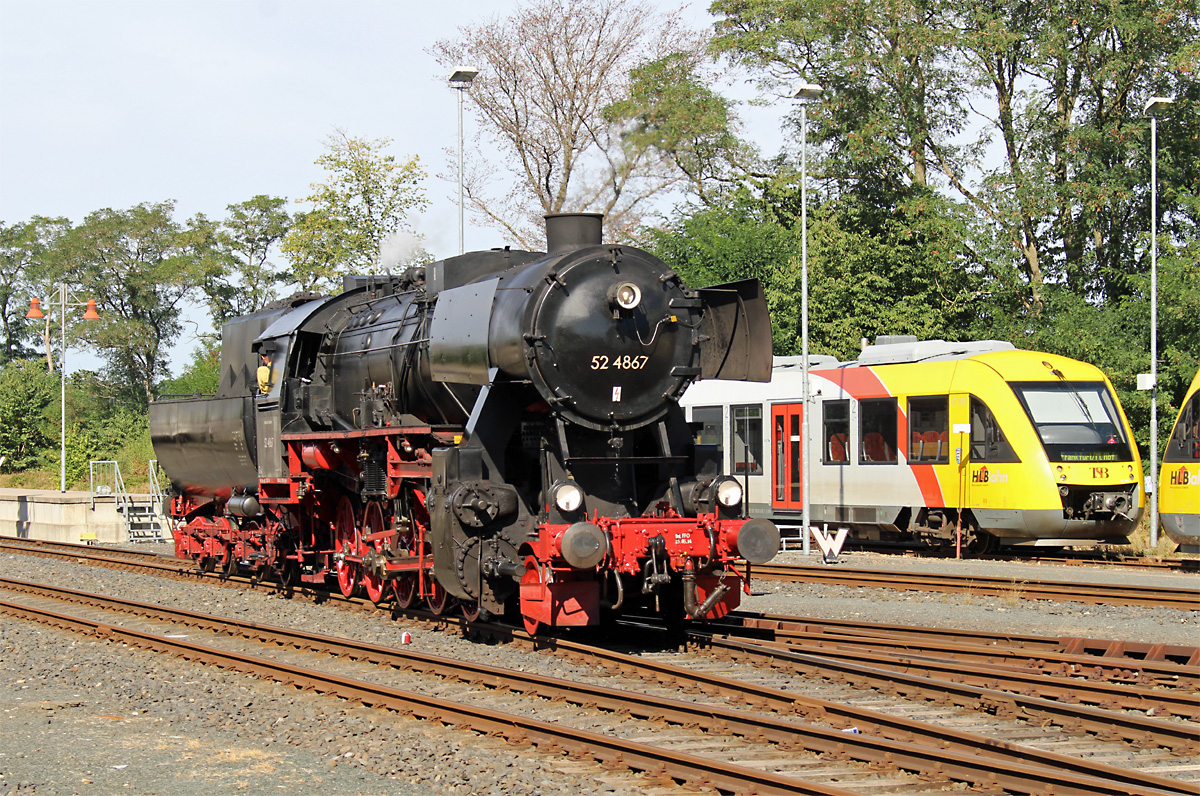 Am 11.09.2016 war wieder mal ein Zug der Historischen Eisenbahn Frankfurt im Hintertaunus
unterwegs, der Bahnhof Grävenwiesbach ist hier die letzte Möglichkeit, die 52 4867 umzusetzen.
Der Bahnhof, jahrelang Endpunkt der Taunusstrecke, ist gut erreichbar und vom Parkplatz aus
hat man einen  unverbaubaren  Überblick. Dazu kommen, gerade am Wochenende, meist mehrere
abgestellte Triebzüge der HLB. Die seit 1999 wieder aktive Weiterführung der Strecke bis Brandoberndorf war damals ein Meilenstein bei der Reaktivierung stillgelegter Bahnstrecken.