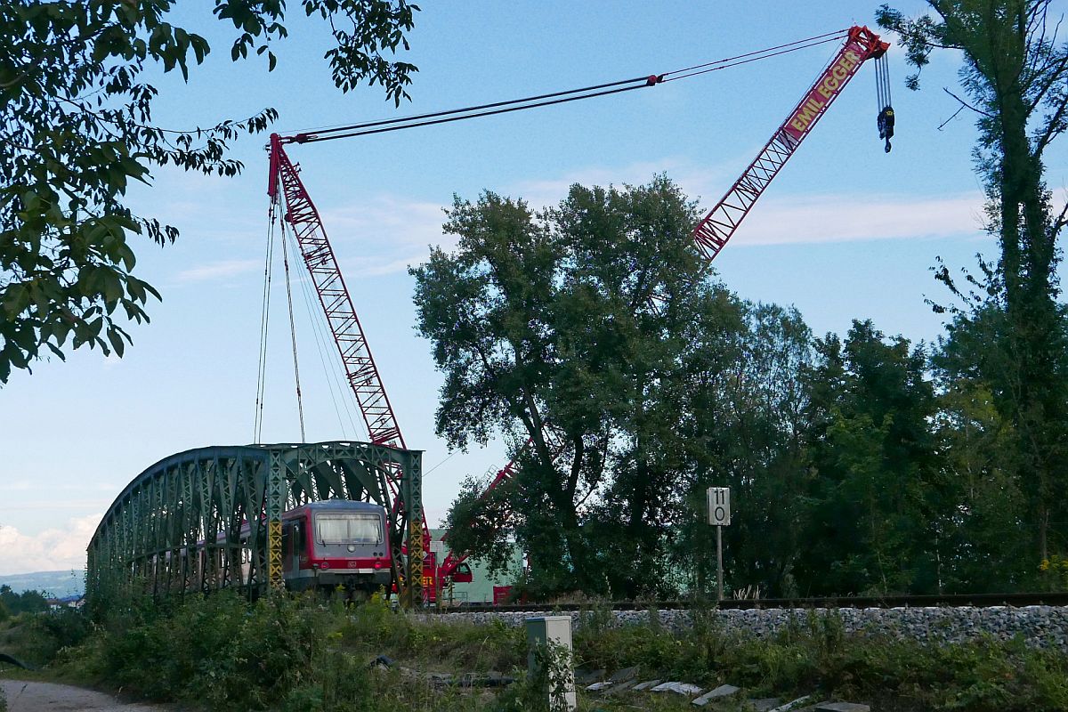 Am 11.09.2019  f�hrt 928 703 als RB 22735 von Friedrichshafen nach Lindau bei Langenargen �ber die Argenbr�cke, die neun Tage sp�ter auf Grund der anstehenden Elektrifizierung der Strecke ausgehoben wird.