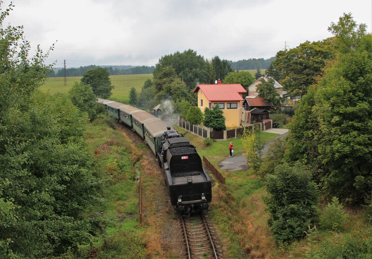 Am 11.09.21 fanden Sonderzugfahrten zwischen Aš und Cheb mit 534 0323 statt. Hier ist der Zug in Hazlov zu sehen.