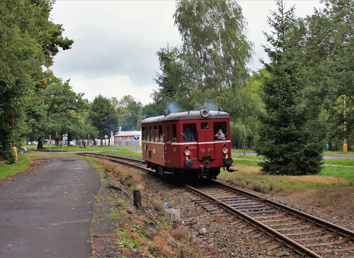 Am 11.09.21 fanden Sonderzugfahrten zwischen Aš und Hranice v Čechách mit M131 1515 statt. Hier ist der Triebwagen in Aš město zu sehen.