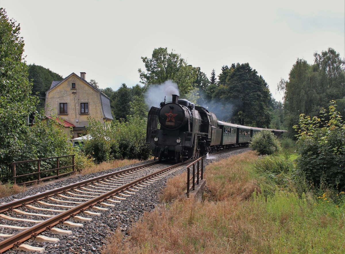 Am 11.09.21 fanden Sonderzugfahrten zwischen Aš und Cheb mit 534 0323 statt. Hier ist der Zug in Aš zu sehen.