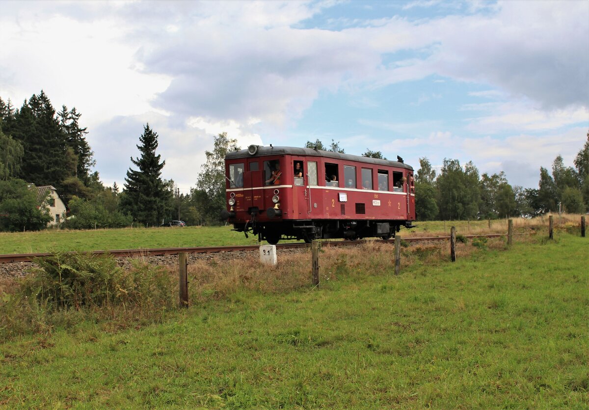 Am 11.09.21 fanden Sonderzugfahrten zwischen Aš und Hranice v Čechách mit M131 1515 statt. Hier ist der Triebwagen bei Kamenná zu sehen.