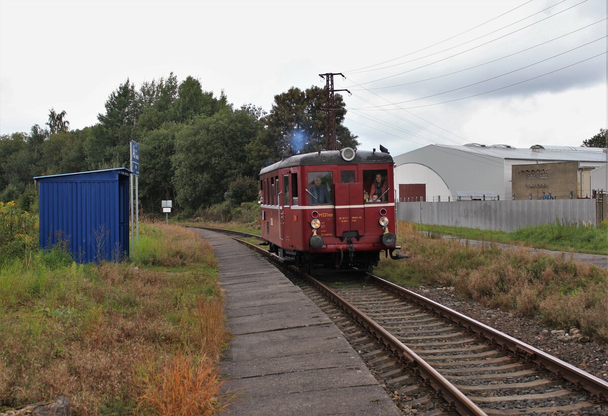Am 11.09.21 fanden Sonderzugfahrten zwischen Aš und Hranice v Čechách mit M131 1515 statt. Hier ist der Triebwagen in Aš předm zu sehen.