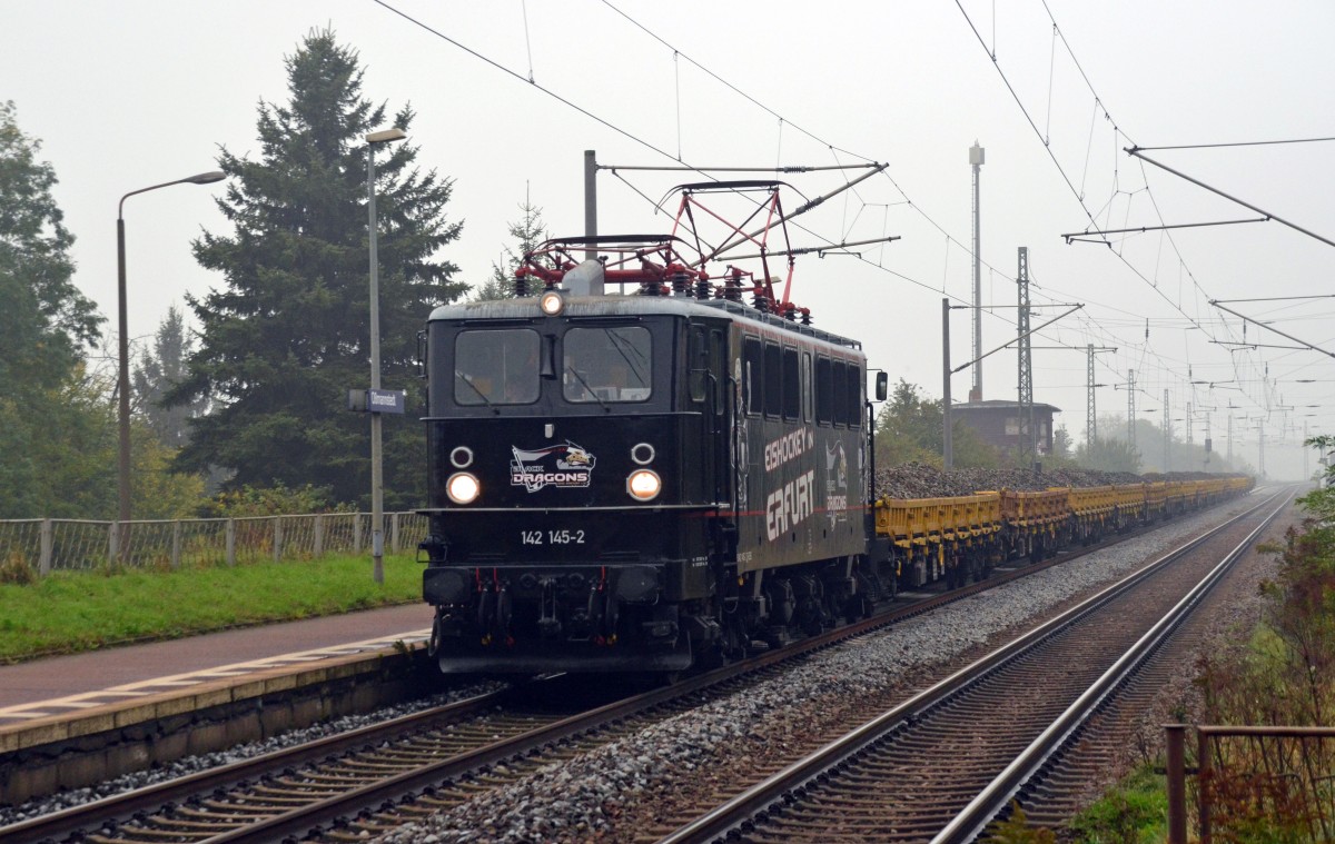 Am 11.10.14 fuhr 142 145 mit einem Abraumzug durch Oßmannstedt Richtung Apolda. Fotografiert vom Bahnsteig. 
