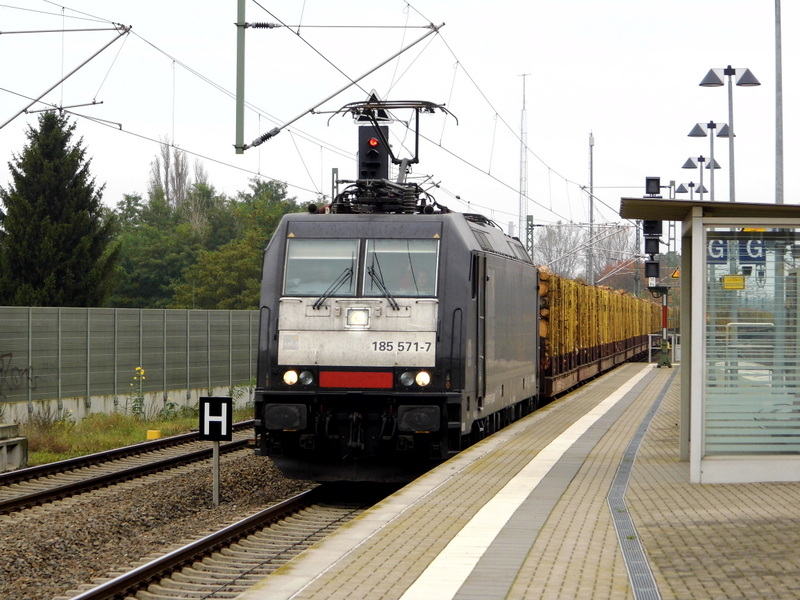 Am 11.10.2014 kam die 185 571-7 von der MRCE dispolok aus Richtung Rostock nach Wittenberge und fuhr weiter in Richtung Stendal . 