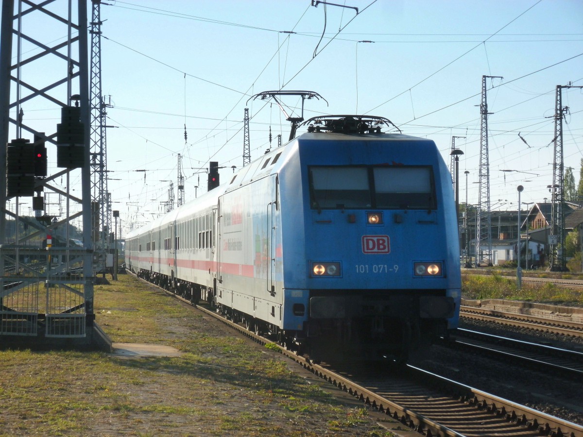 Am 11.10.2015 kam 101 071 mit ihrem IC 2239 aus Warnemünde nach Stendal und fuhr weiter nach Leipzig.