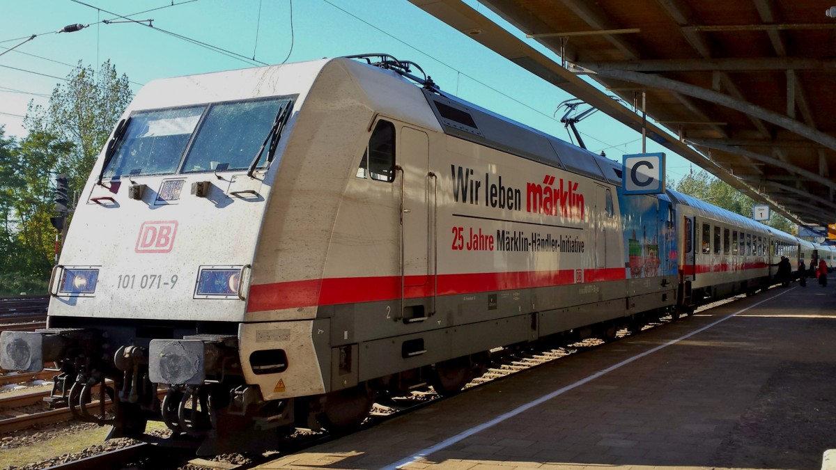 Am 11.10.2015 war die 101 071 Märklin am IC 2238 nach Rostock Hbf