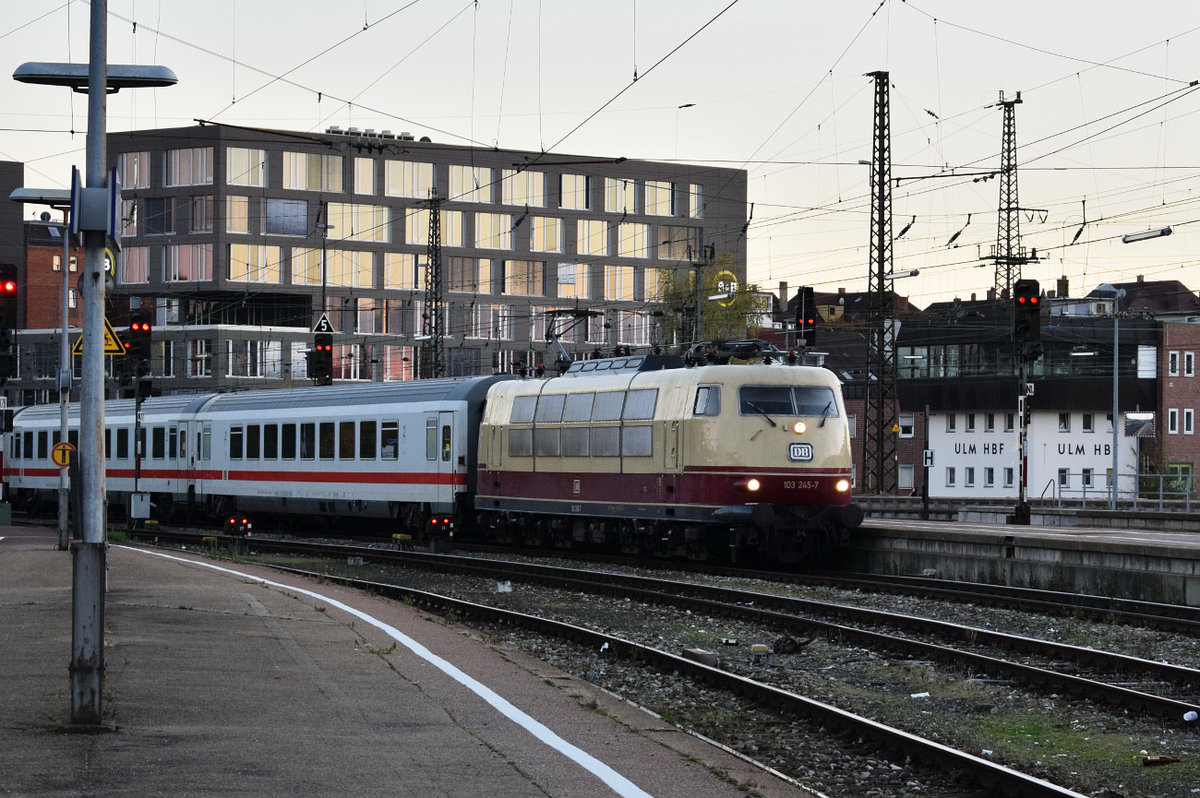 Am 11.10.2017 war 103 245 für den IC 2094 von München nach Ulm angekündigt worden. Hier die pünktliche Einfahrt des Zuges auf Gleis 25.
