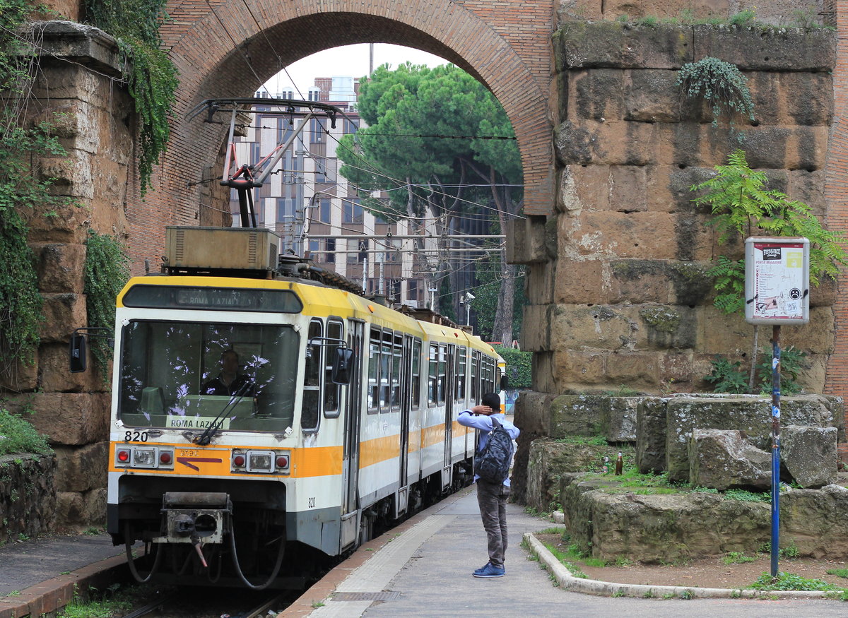 Am 11.10.2018 erreicht Triebwagen 820 mit dem Ziel Raziali die Haltestelle Porta Maggiore. 