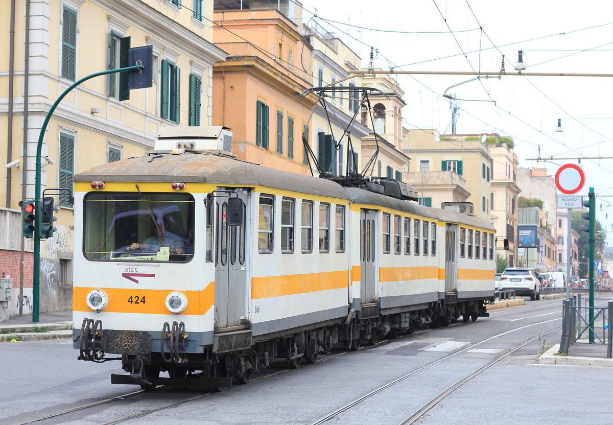 Am 11.10.2018 fährt Triebwagen 424 über die Via Porta Maggiore und wird in wenigen Augenblicken die Haltestelle Porta Maggiore erreichen. 