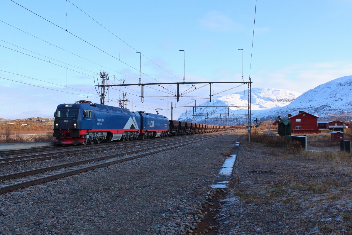 Am 11.10.2019 durchfährt ein Erzzug den Bahnhof Vassijaure. Standort ist eine Schotterfläche, die von dem niveaugleichen Übergang aus frei erreichbar ist.