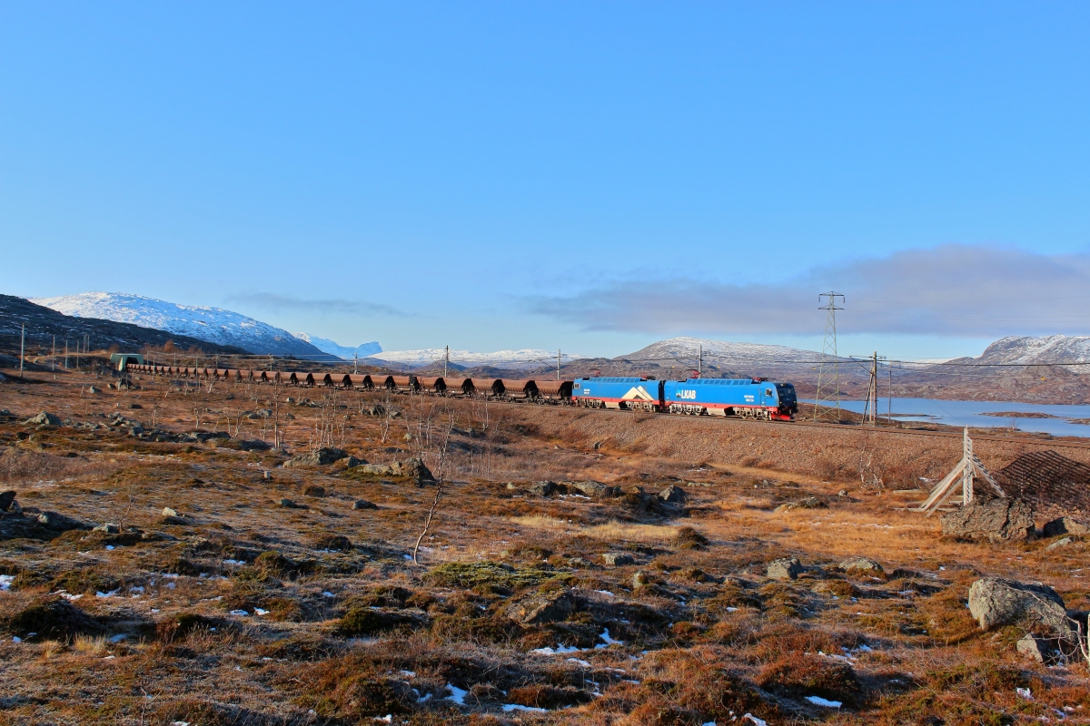 Am 11.10.2019 ist eine IORE mit einem leeren Erzzug kurz vor Vassijaure in Richtung Kiruna unterwegs.