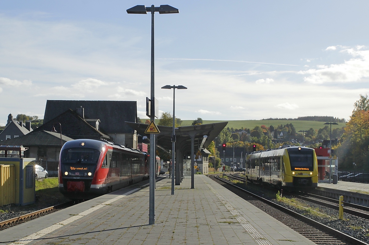 Am 11.10.2022 treffen sich der DB-642 187 (Erndtebrück - Marburg) und der HLB-VT 507 (Siegen - Bad Berleburg) im Bahnhof Erndtebrück