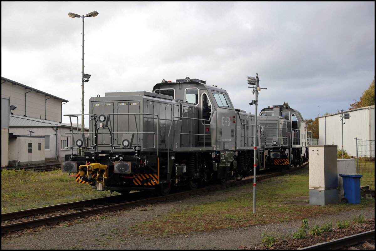 Am 11.10.2026 standen die beiden neuen Gmeinder Lokomotiven DE 75 und DE 76 der EHB in Osnabr�ck nahe der Zufahrt zum Verwaltungsgeb�ude im Hafenbereich. Vorne steht EHB 5750011 und dahinter 575012.
