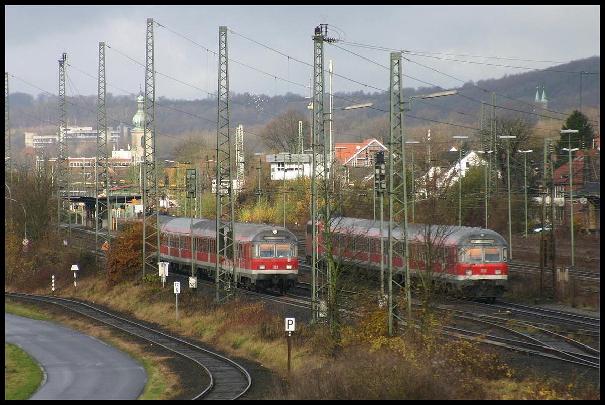 Am 11.11.2007 um 11.36 Uhr war diese Aufnahme der sich im Bahnhof kreuzenden RB Züge nach Münster bzw. Osnabrück nur möglich, weil es noch die Fußgängerbrücke in Lengerich Hohne gab. Von dort aus konnte man derartige Szenen im Bild festhalten. Leider wurde die Brücke später wegen Baufälligkeit abgetragen und war im Jahr 2020 noch nicht wieder ersetzt worden.