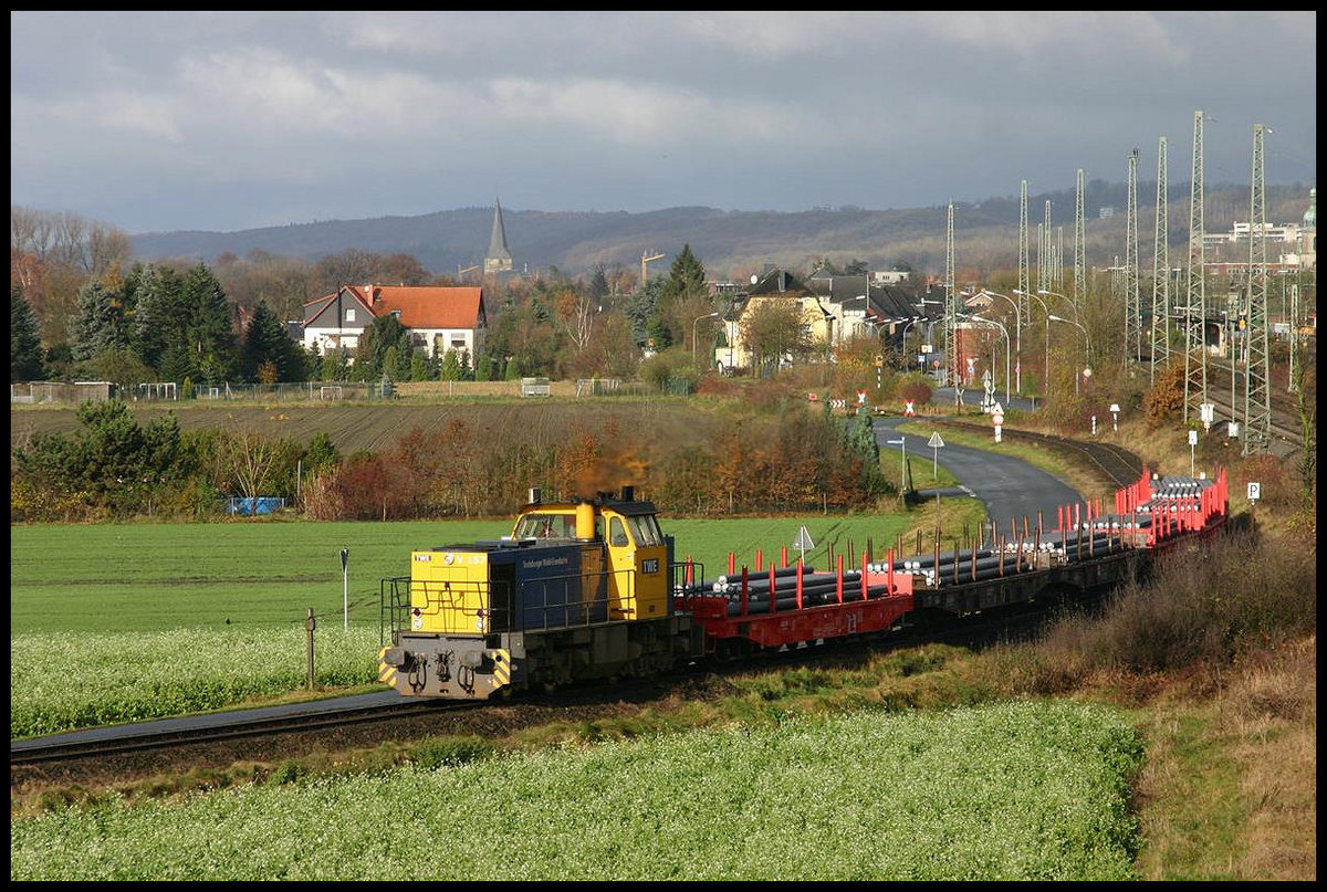 Am 11.11.2007 verkehrte wieder einmal der TWE Stahlzug von Hanekenfähr nach Paderborn. um 11.44 Uhr hatte er Lengerich durchfahren und erreichte die Rampe an der DB Überquerung in Lengerich Hohne. Zuglok war an diesem Tag die V 157 der TWE.