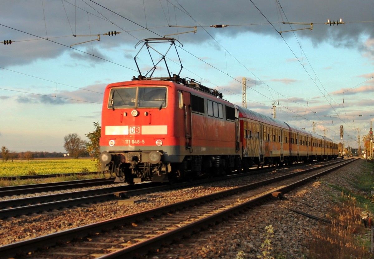 Am 11.11.2013 schob die Freiburger 111 048-5 die RB 26566 (Neuenburg (Baden) - Offenburg) aus dem Bahnhof Orschweier gen Lahr (Schwarzw).