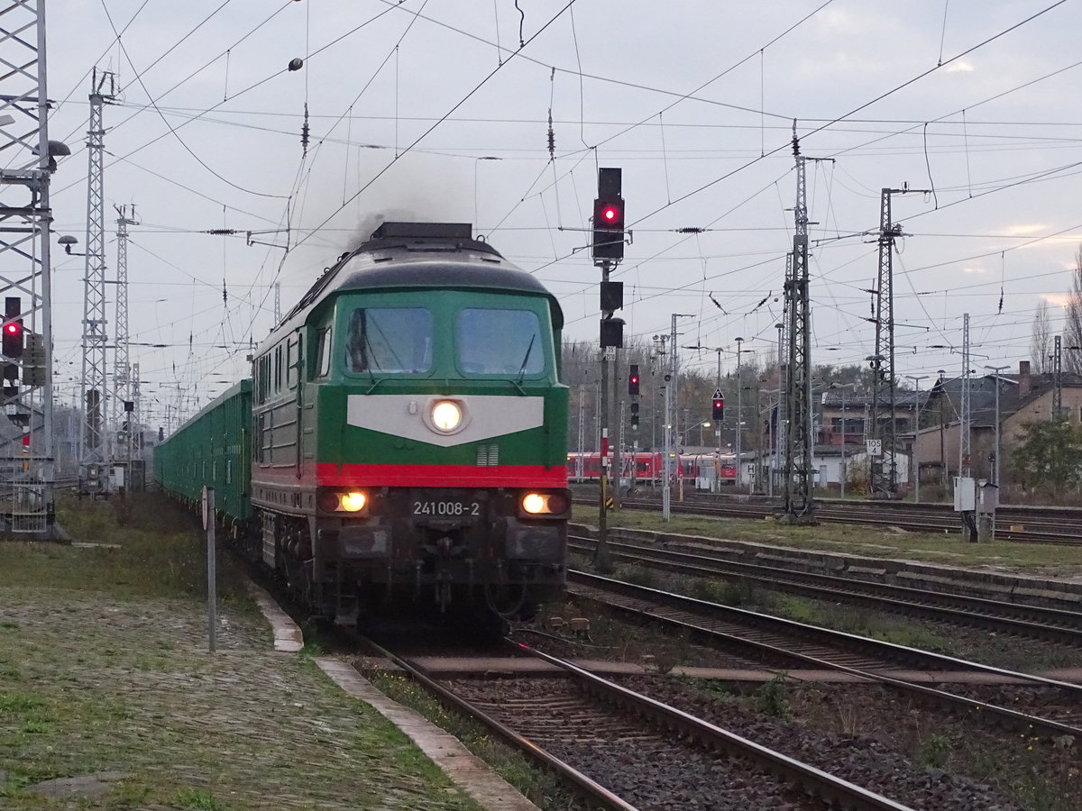Am 11.11.2017 kam 241 008 mit einem Kieszug aus Richtung Wittenberge nach Stendal und fuhr weiter in Richtung Magdeburg.