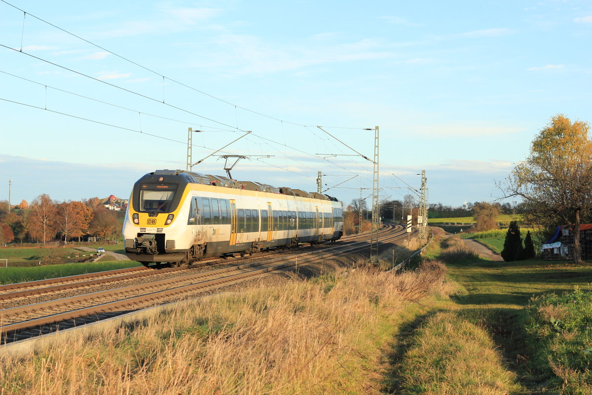 Am 11.11.2018 fährt 3442 711 als RE nach Rottweil bei Eutingen seinem nächsten Halt Horb entgegen. 