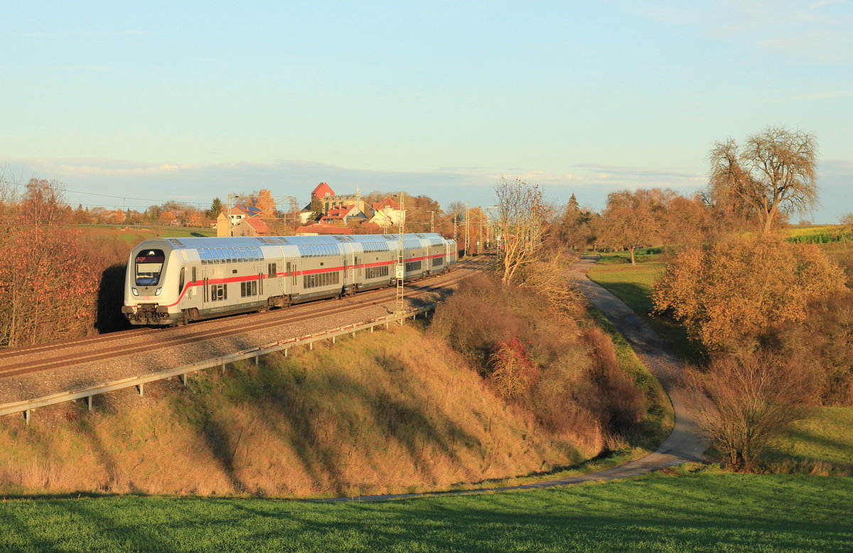 Am 11.11.2018 fährt IC/RE Stuttgart-Singen bei Eutingen seinem nächsten Halt Horb entgegen. 
