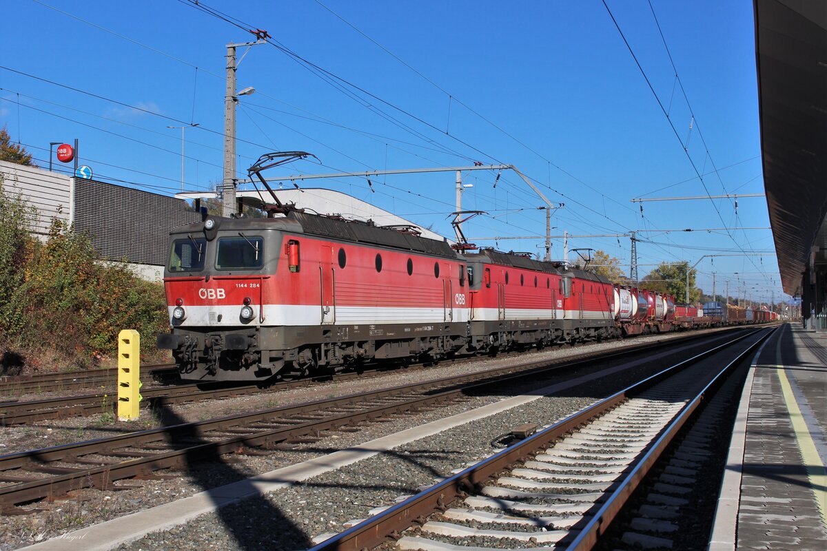 Am 1.11.2023 brachten die 1144 284, 1144 239 und die 1144 088 den 1600t schweren DG54703 von Wien Zvb nach Kapfenberg wo die 1144 284 vom Zug ging und die 1144 239 und die 1144 088 fuhren weiter an das Ziel Graz Vbf.