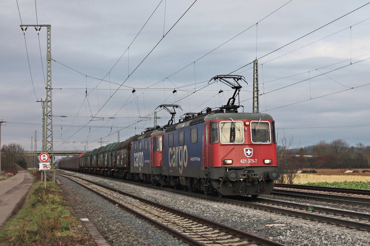 Am 11.12.2016 fuhr Re 421 375-7 zusammen mit der Re 421 391-4 und ihrem vollen Aluzug  DGS 48621 (Göttingen Gbf - Muttenz - Sierre) durch die Gleisanlagen von Müllheim (Baden) im Markgräflerland in Richtung Schweizer Grenze.