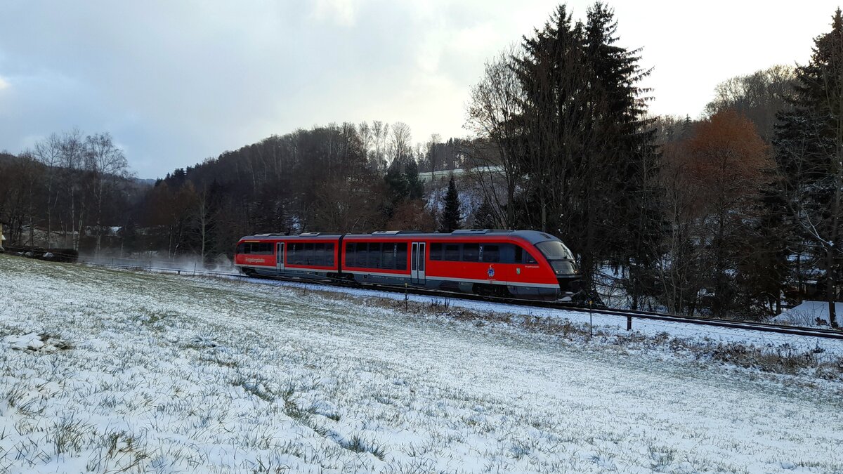 Am 11.12.22 ist 642 055 der Erzgebirgsbahn kurz vor der Einfahrt in den Bahnhof von Hennersdorf (Sachs) auf dem Weg nach Chemnitz.