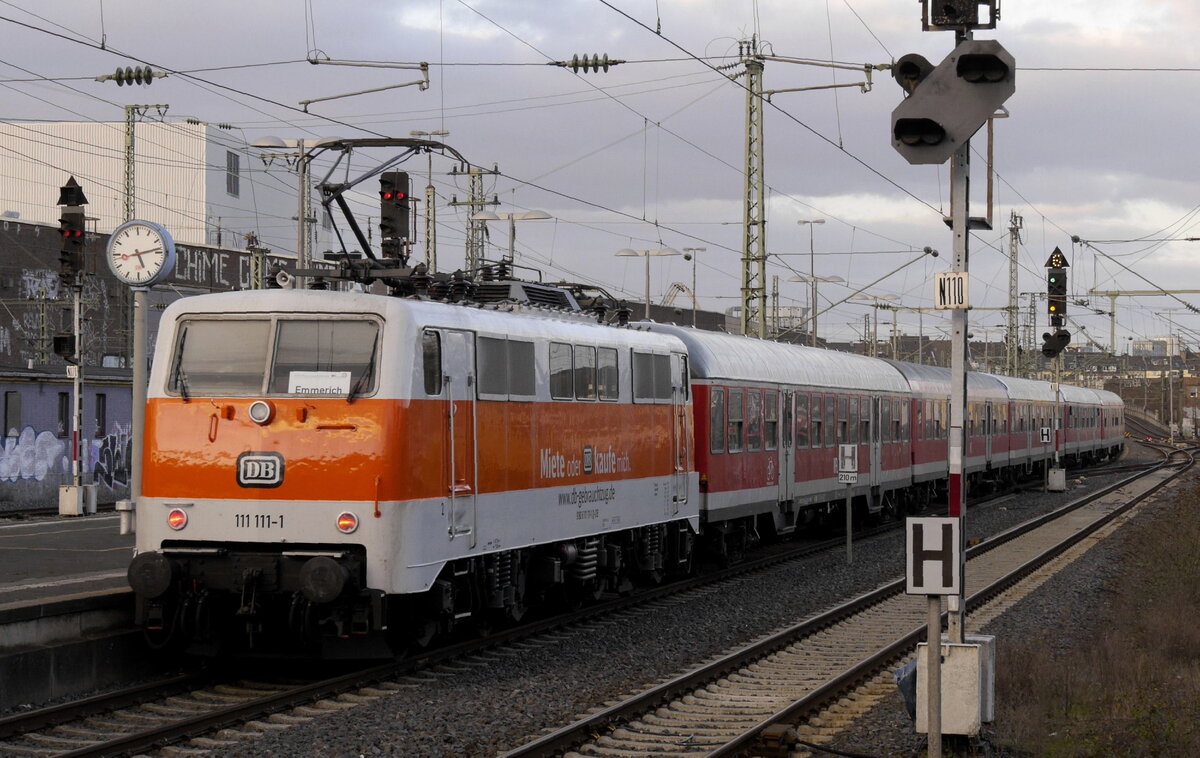 Am 11.2. schiebt 111 111-1 ihren aus 5 WFL-n-Wagen bestehenden RE 19-Verstärker aus dem Düsseldorfer Hbf Richtung Emmerich. Der Übergangsfahrplan wegen des Betreiberwechsels Abellio - Vias endet am 27.2. Die WFL-Züge verschwinden aber schon eine Woche früher, weil auf dem RE 19 ab 19.2. ein Baufahrplan gilt.