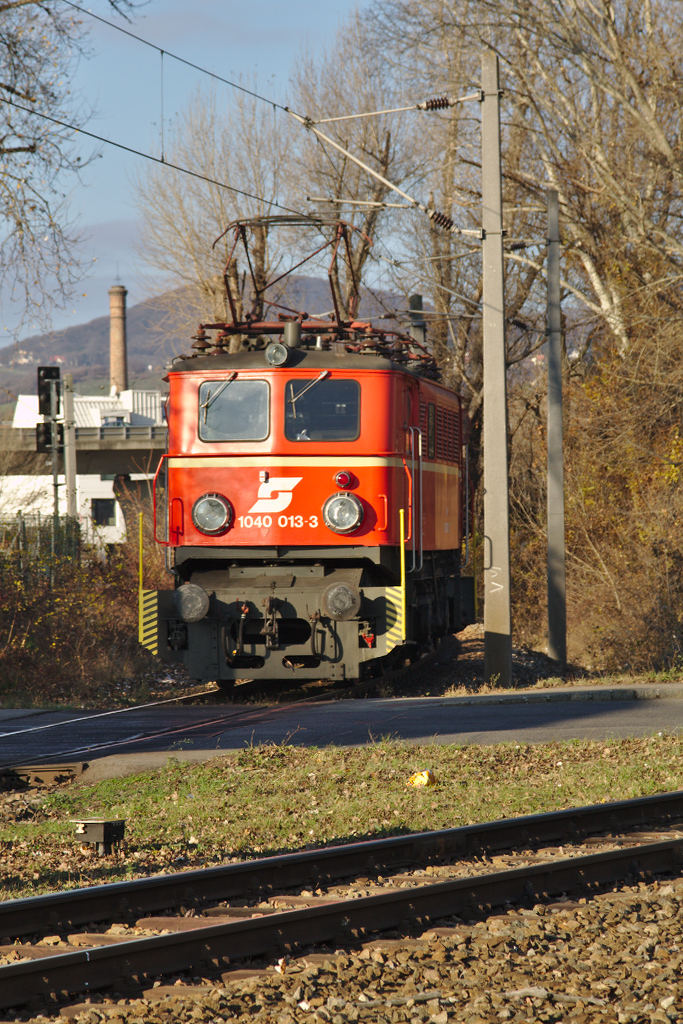 Am 1.12.2013 ist die 1040 013-3 von der Abzweigung Wien Brigittenau Nord in Richtung Heiligenstadt unterwegs.