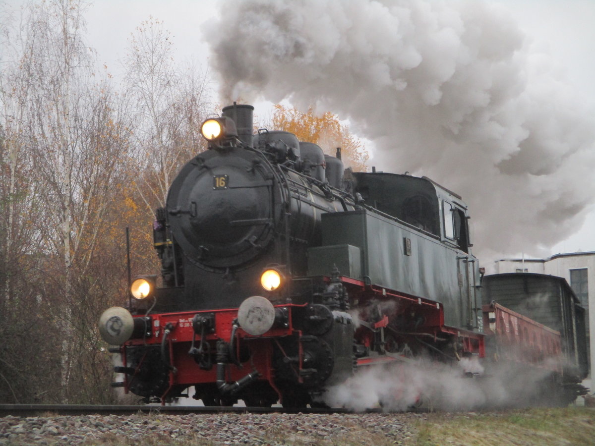 Am 1.12.2019 konnte ich die Lok16 der Gesellschaft zur Erhaltung von Schienenfahrzeugen Stuttgart e.V. (GES e.V.)auf der Strohgäubahn bei der Ausfahrt in Korntal Fotografieren 