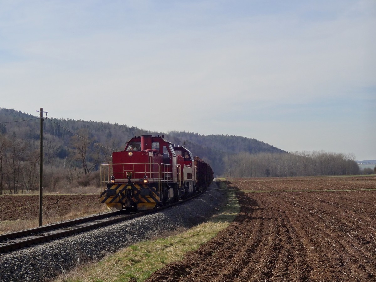 Am 11.3.14 war der Salzzug auf der KBS767 unterwegs.
Hier wurde der Zug mit seiner Zuglok V151 nahe dem Römischen Freilicht Museum von Hechingen Stein aufgenommen.
