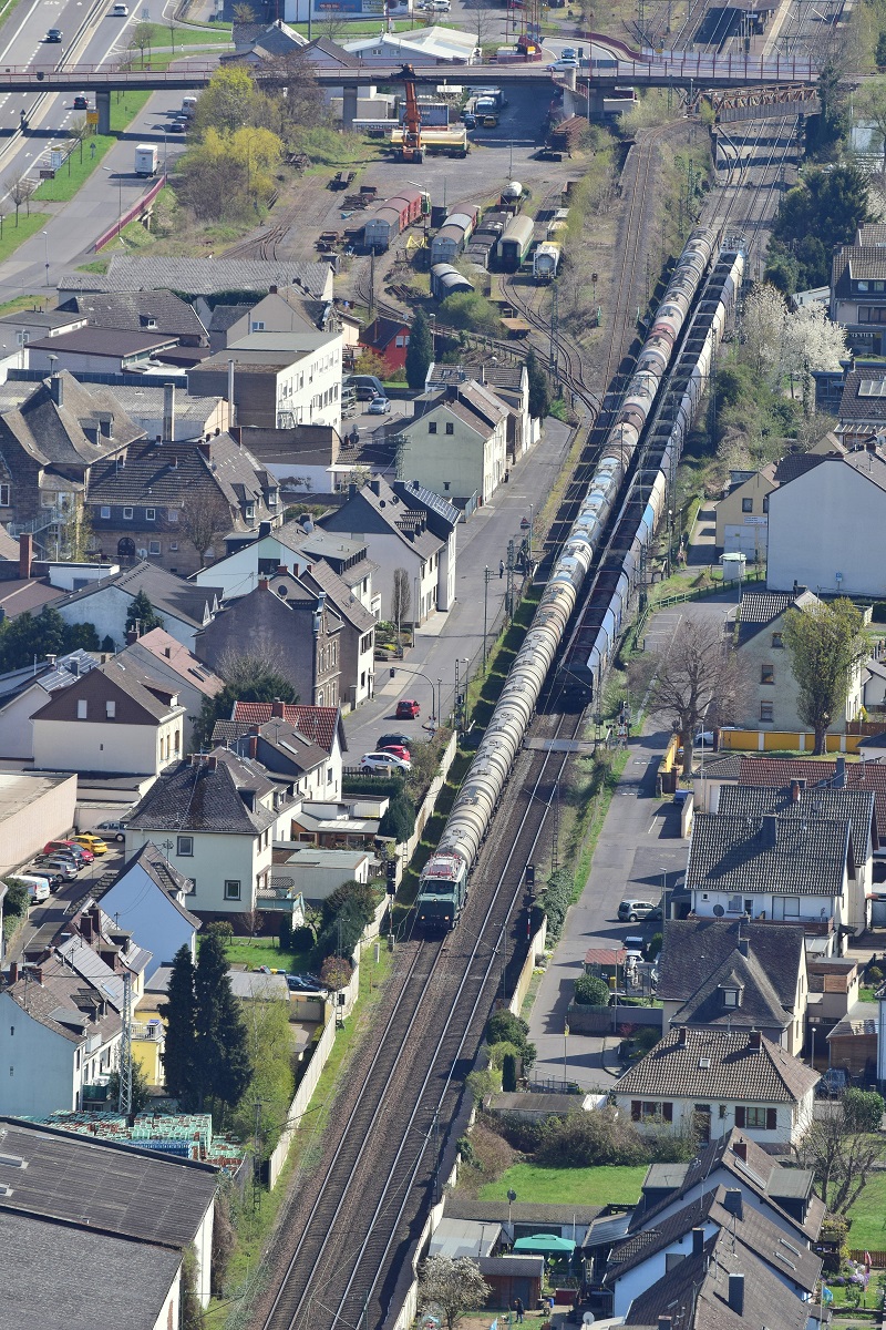 Am 11.4.22 kam E94 088 mit einem Kesselwagenzug aus Karlsruhe nach Köln Eifeltor durch Brohl gefahren. In Generichtung ist ein Smarttron von Deltarail mit einem Kohlezug unterwegs.

Brohl 11.04.2022