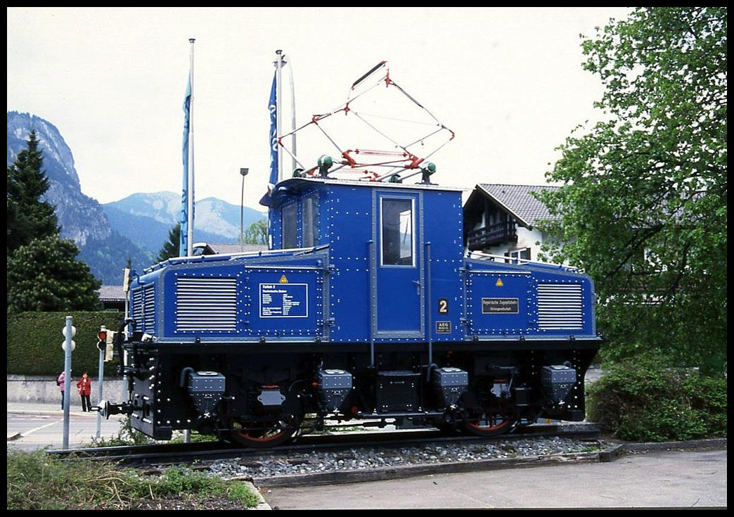 Am 11.5.2002 stand die ehemalige Lok 2 der Zugspitzbahn noch auf dem Denkmal Sockel am Talbahnhof in Garmisch Partenkirchen. Ihr genauer Standort war damals der Parkplatz auf der Rückseite des HBF Garmisch Partenkirchen. Später wurde die Lok in die Innenstadt umgesetzt!