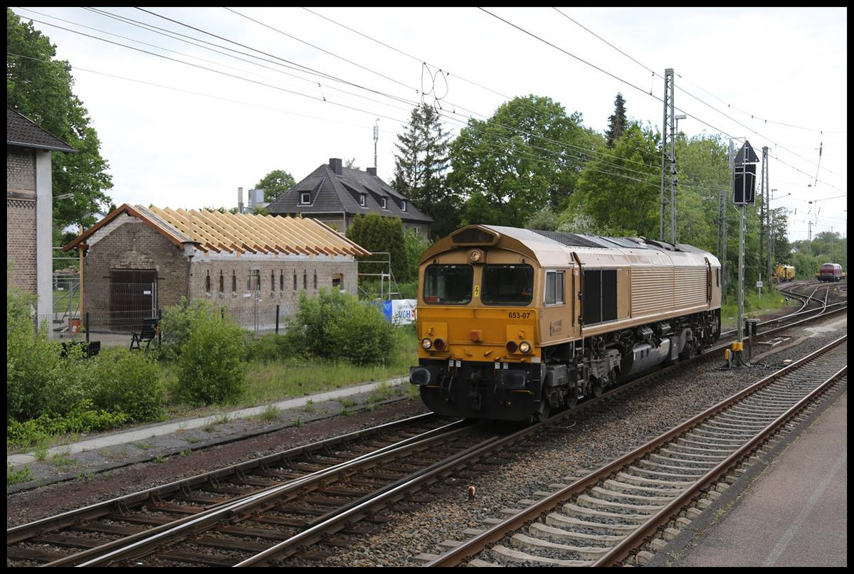 Am 11.5.2020 kam die Class 66 Beacon 653-07 solo aus Georgsmarienhütte in Hasbergen an. Dort machte sie um 11.42 Uhr Kopf und fuhr kurze Zeit später in Richtung Osnabrück aus. Beim Ablichten der Lokomotive kam das Nebengebäude des alten Hasbergener Hüttenbahnhof mit auf das Bild. Es wird zur Zeit durch die AWO Hasbergen renoviert. 