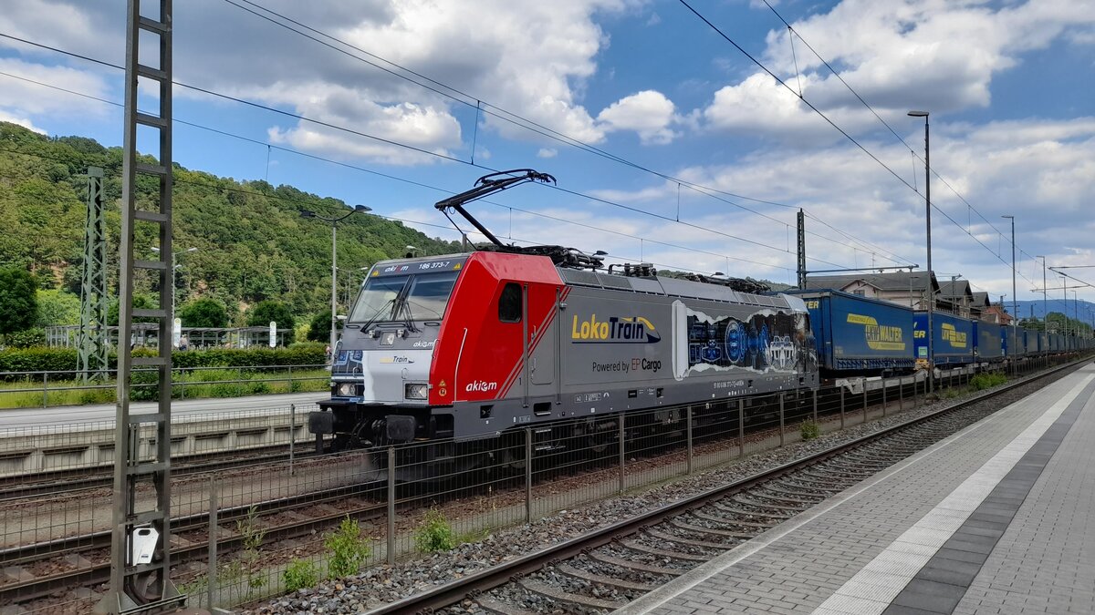 Am 11.6.22 fährt 186 373 durch den Bahnhof Bad Schandau Richtung Pirna.