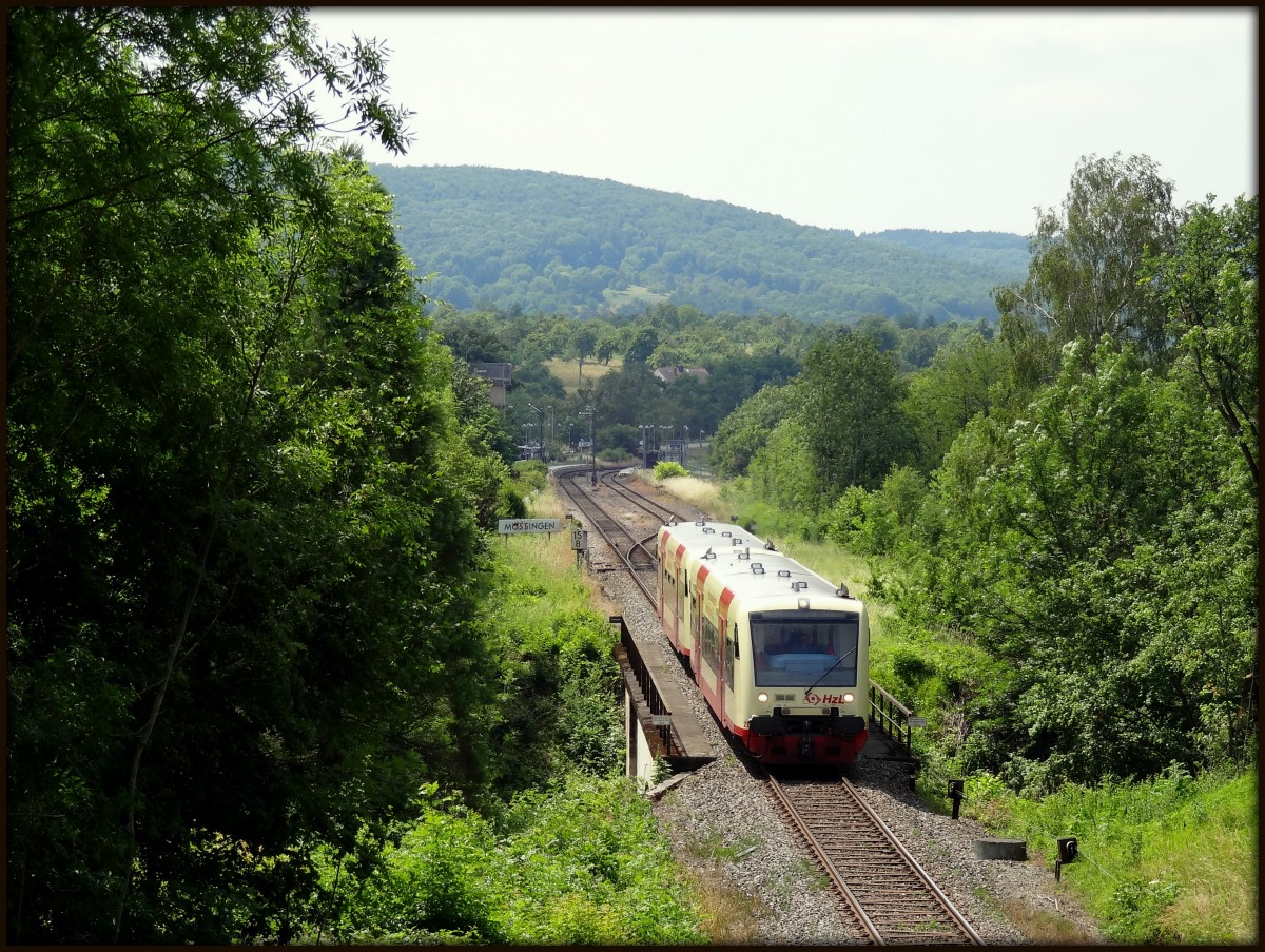 Am 11.7.13 verließ eine HzL von Aulendorf nach Tübingen vor wenigen Sekunden den Bahnhof Mössingen.
Aufgenommen wurde der Zug bei der Ausfahrt aus Mössingen. 
