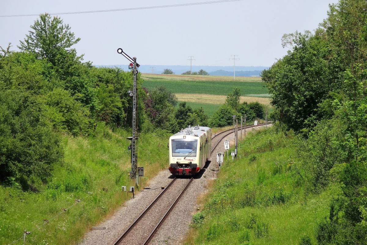 Am 11.7.13 war eine Doppeltraktion zweier HzL Shuttles auf der KBS766 unterwegs.
Aufgenommen bei dem Einfahrtssignal von Mössingen. 